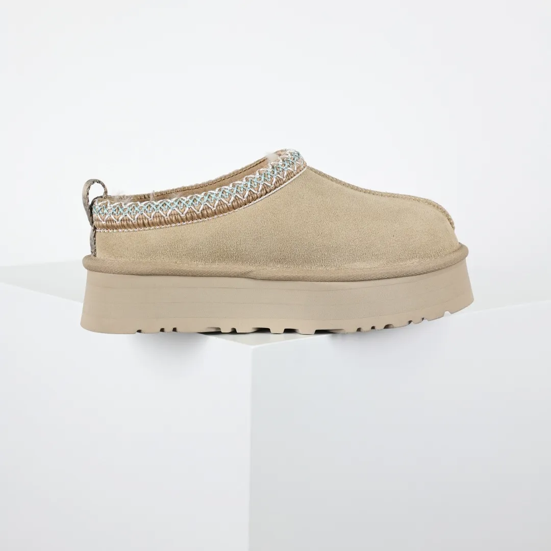 Copy price 💰560 Core recommendation of good price 5cm thick sole, independently developed original outsole, cashmere insole, keeping warm in winter, suitable for home use. In the new year, uug launched a style series, which is partially geared towards the preferences of young consumers. It has also moved to the forefront of fashion trends. Shoe body material, water-repellent coated suede upper, 17 mm UGGPURE™ implanted wool insole, lightweight non-slip and comfortable rubber outsole, with brand LOGO and trademark, with full package Size: 35 36 37 38 39 40 41 42